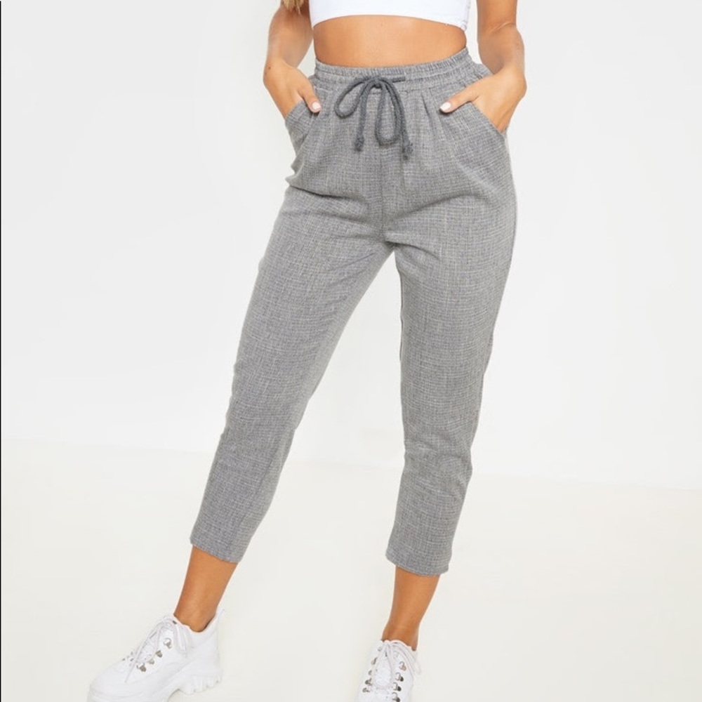 Diya Grey Casual Pants
Size: 2 US
Colour: Grey